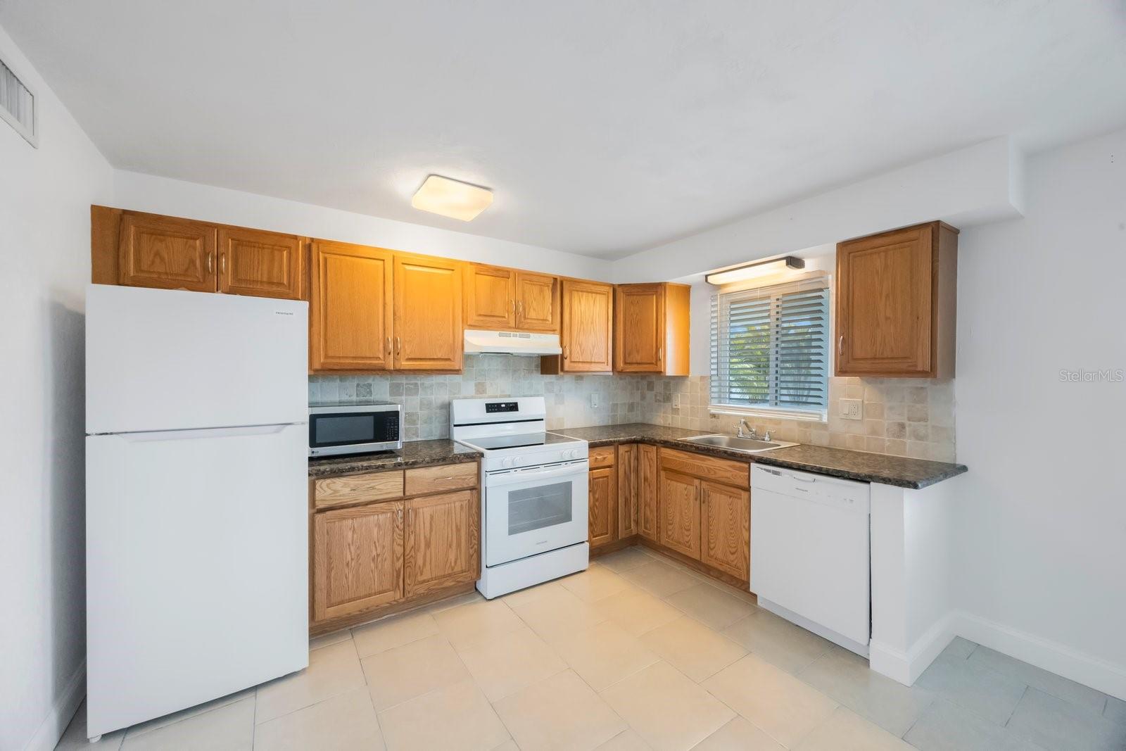 Listing photo id 22 for 11485 2nd Street E