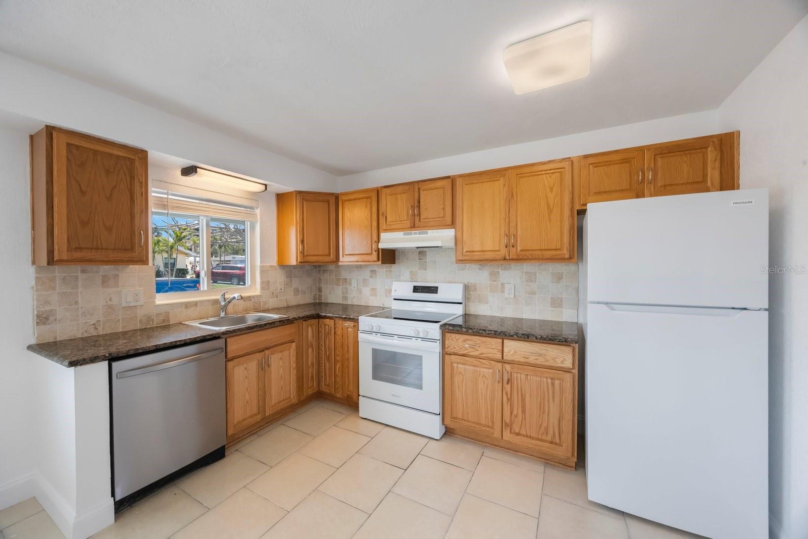 Listing photo id 37 for 11485 2nd Street E