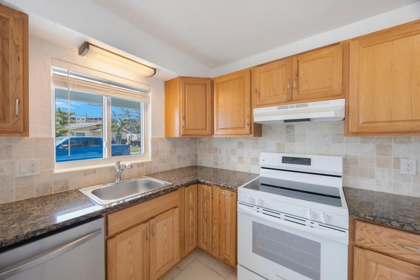 Listing photo id 38 for 11485 2nd Street E