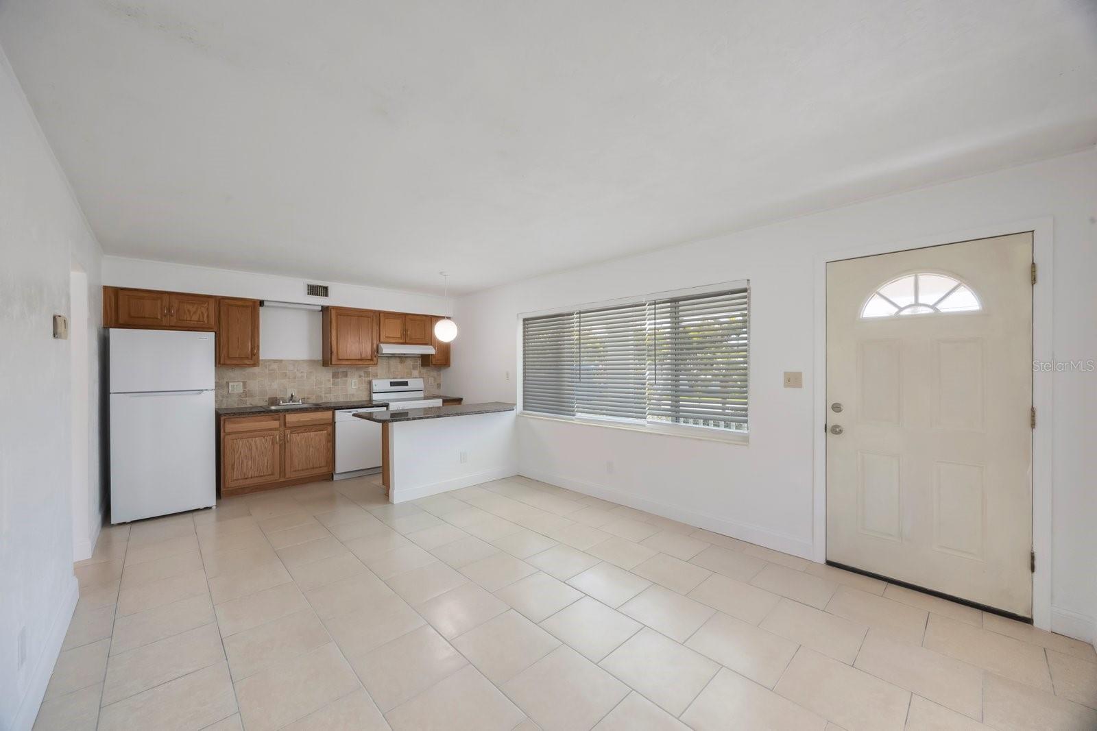 Listing photo id 5 for 11485 2nd Street E