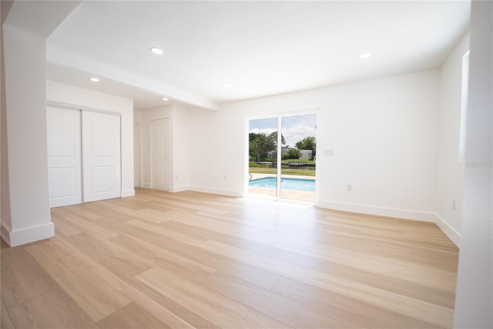 Listing photo id 11 for 4623 Carson Street Ne