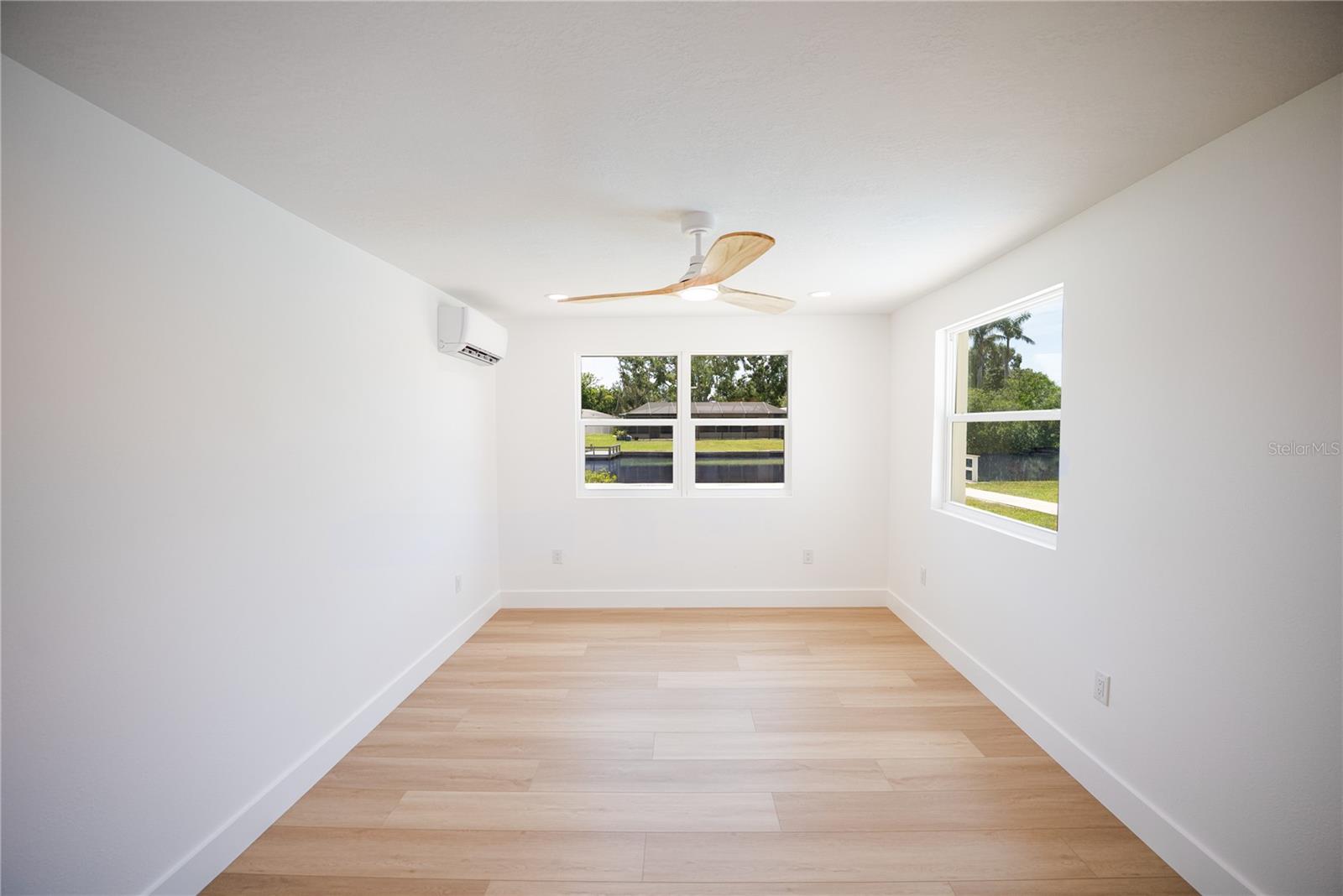 Listing photo id 13 for 4623 Carson Street Ne