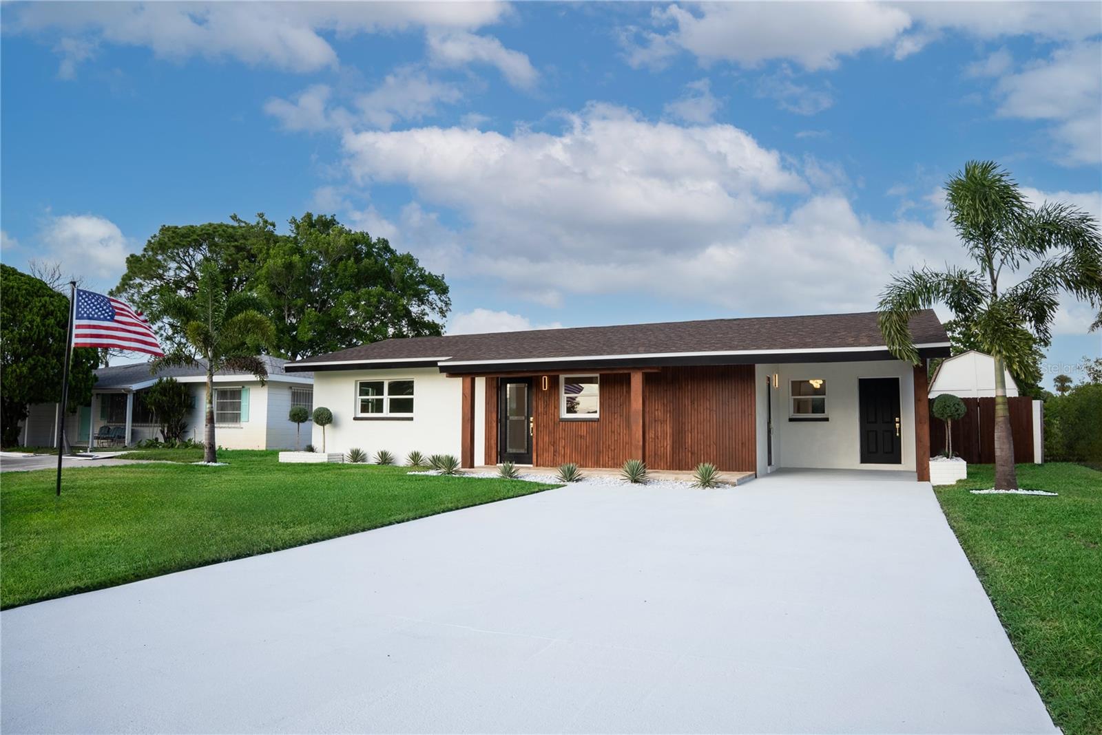 Listing photo id 0 for 4623 Carson Street Ne
