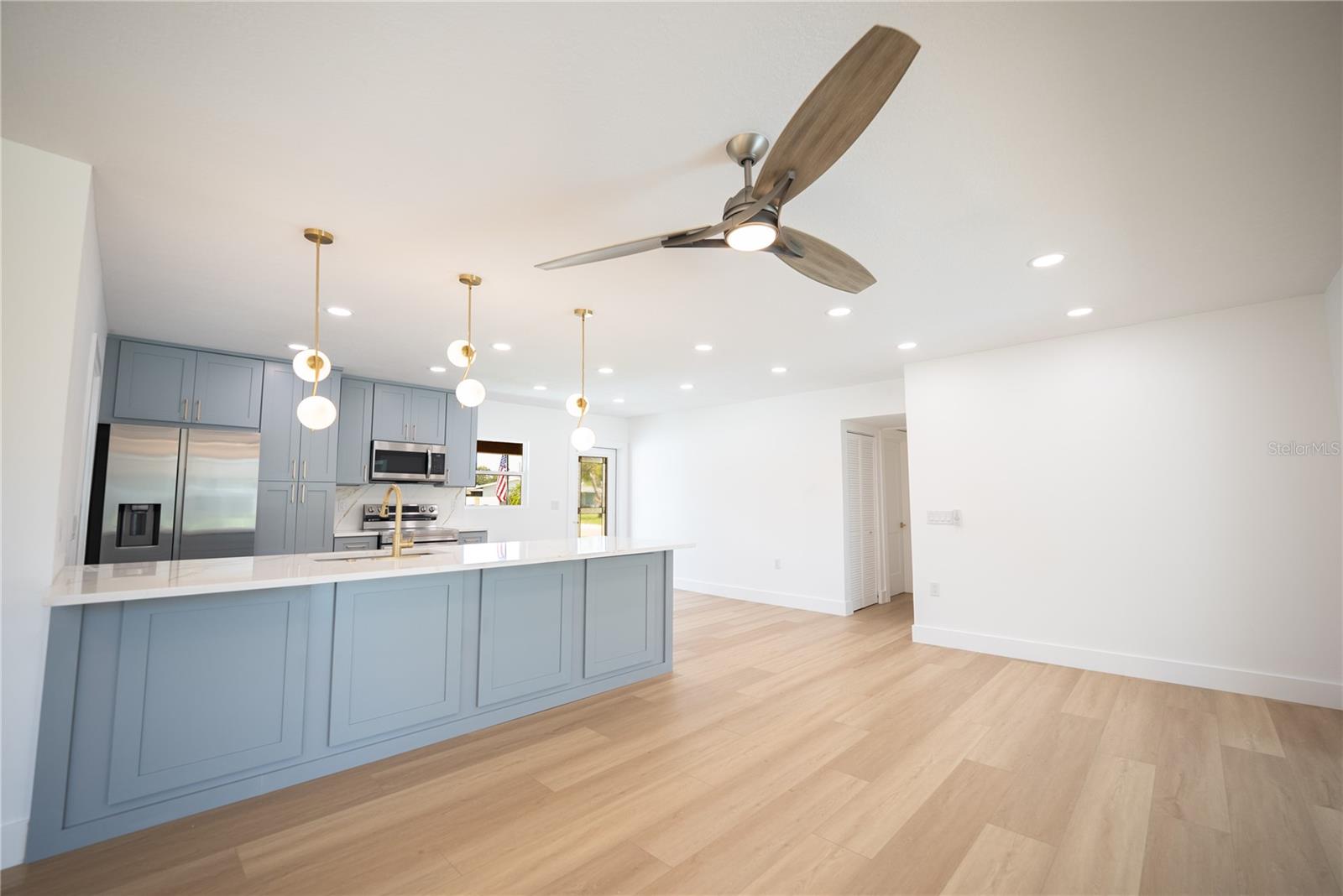 Listing photo id 23 for 4623 Carson Street Ne