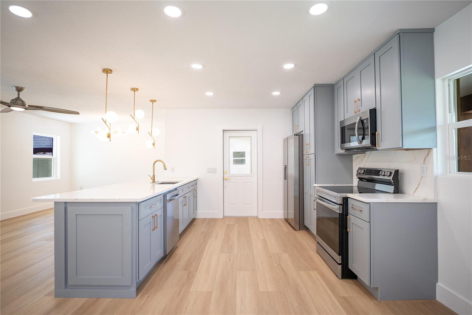 Listing photo id 24 for 4623 Carson Street Ne
