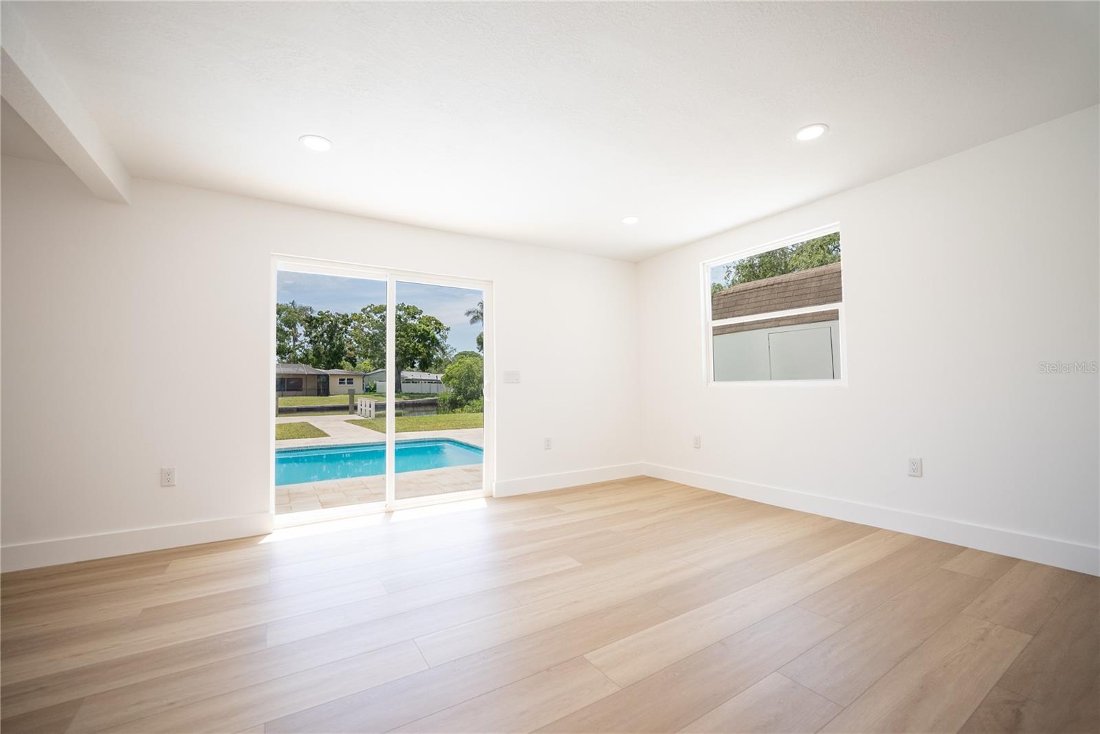 Listing photo id 25 for 4623 Carson Street Ne