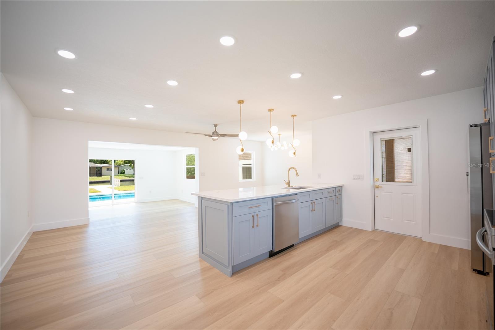 Listing photo id 28 for 4623 Carson Street Ne