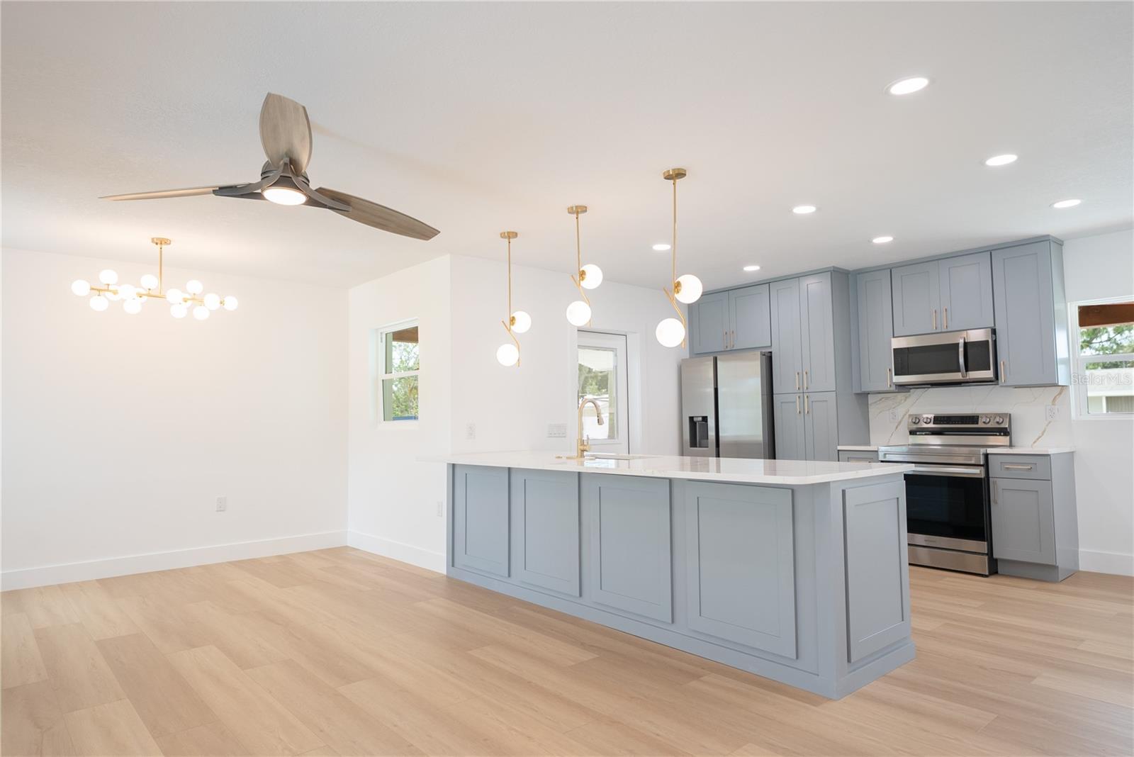Listing photo id 2 for 4623 Carson Street Ne