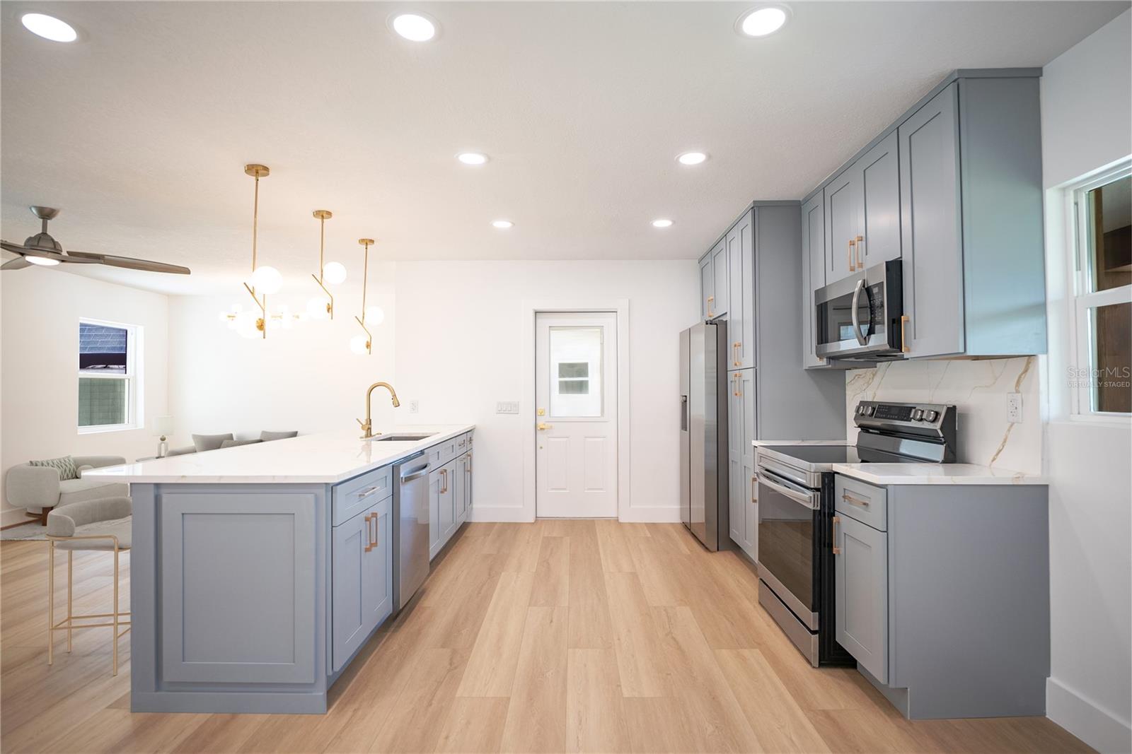 Listing photo id 3 for 4623 Carson Street Ne