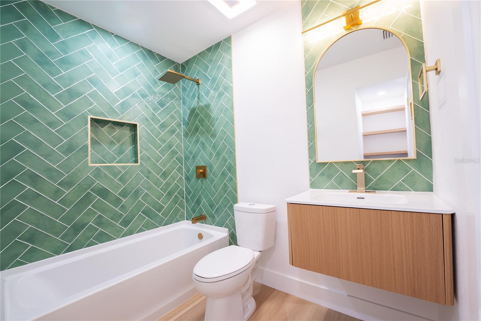 Listing photo id 5 for 4623 Carson Street Ne