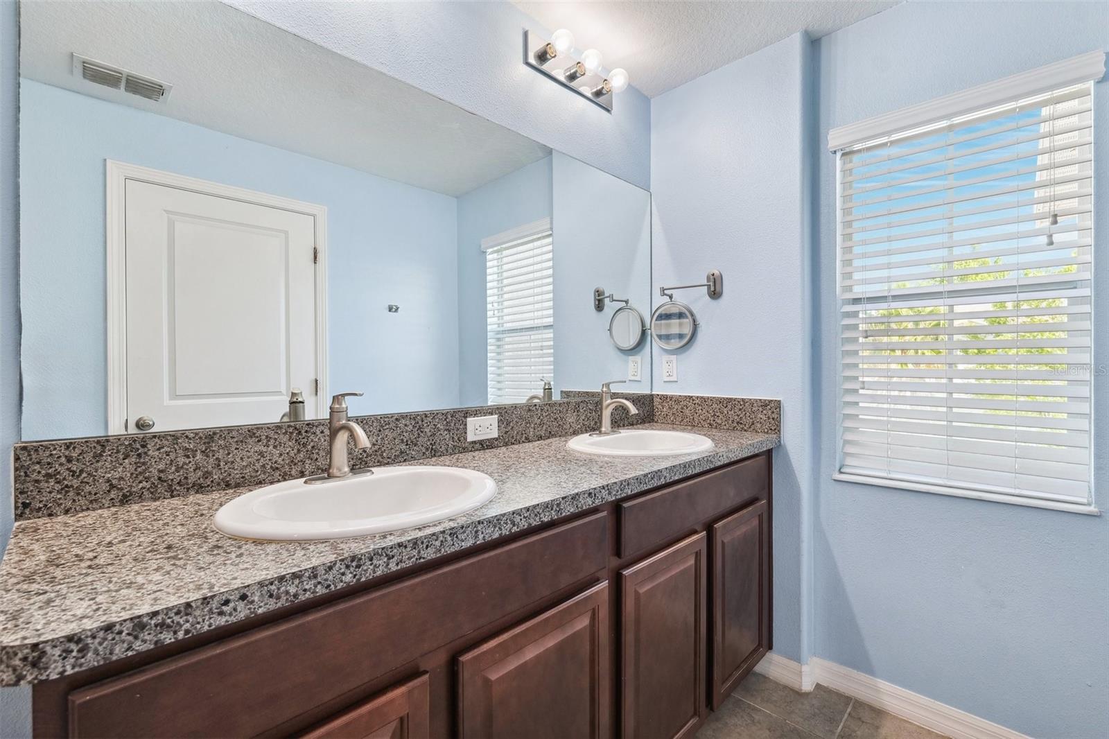 Image 18 of 27 For 10687 Lake Montauk Drive