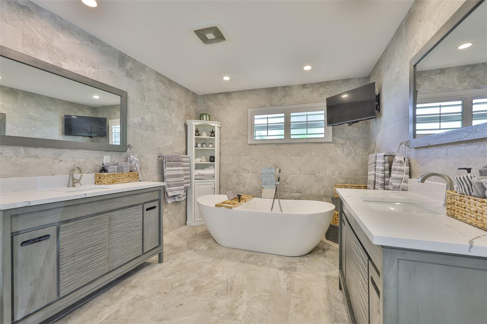 Image 21 of 59 For 101 Poinciana Lane