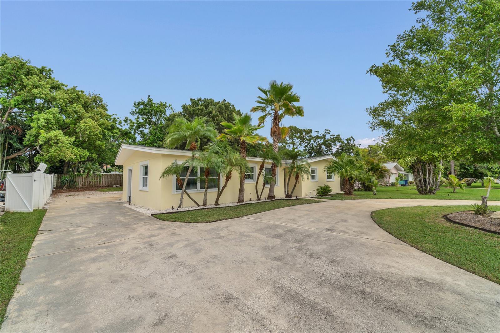 Listing photo id 1 for 312 Lagoon Drive