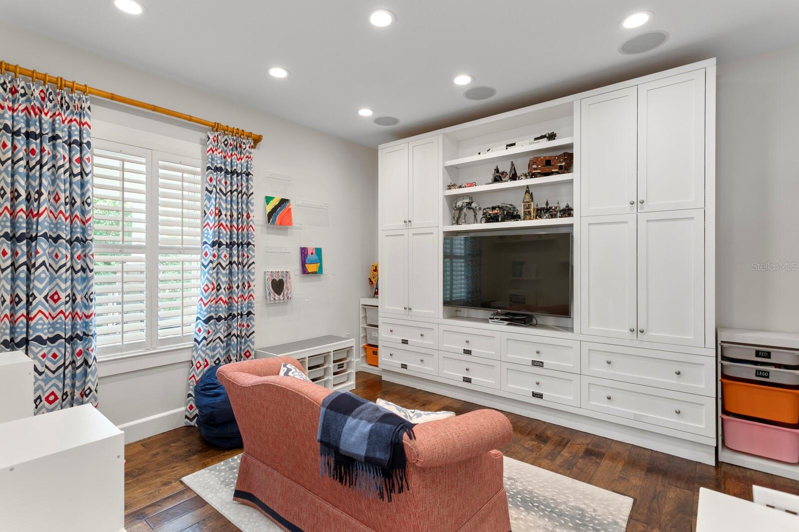 Image 23 of 89 For 826 Edison Avenue