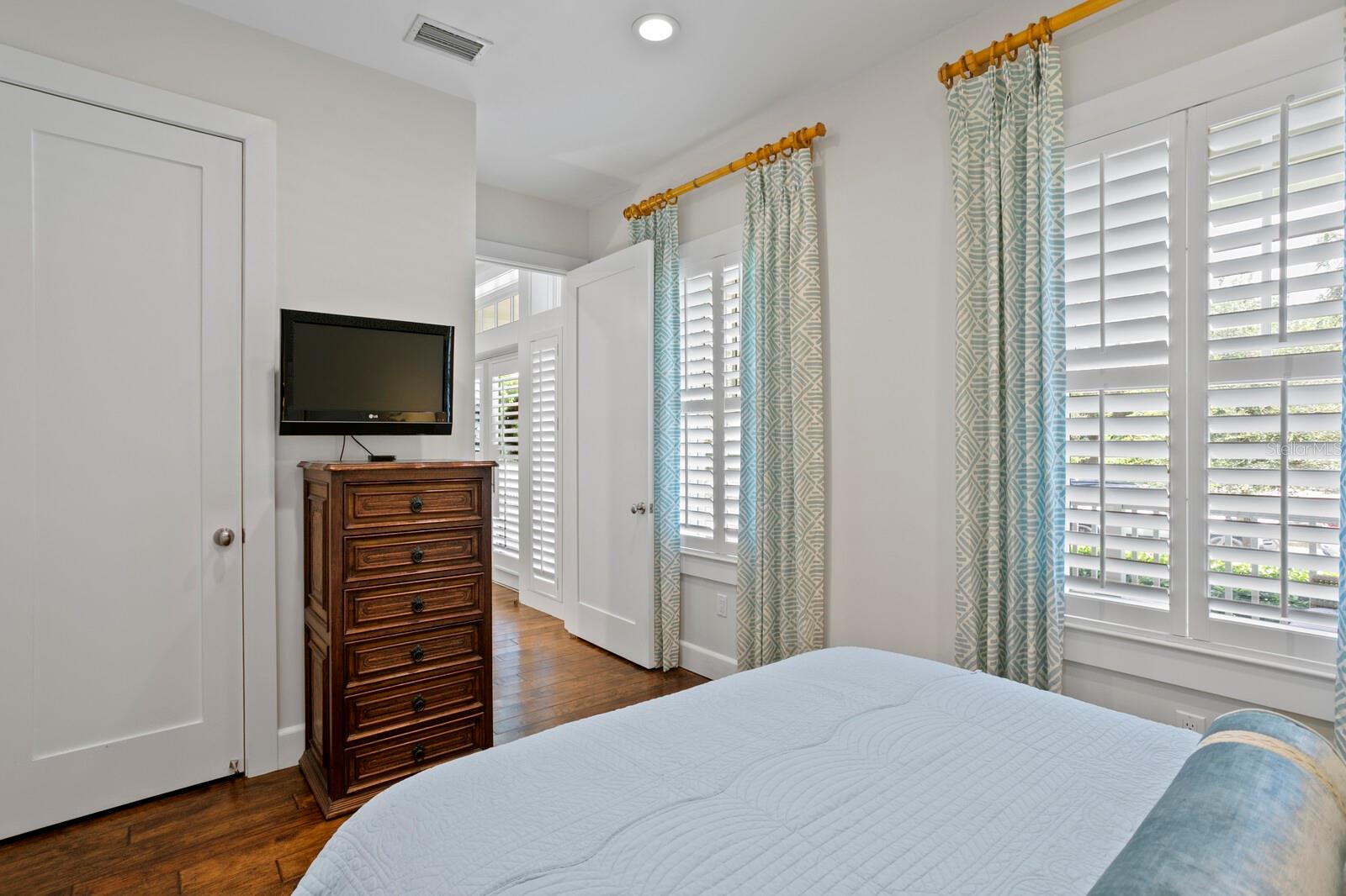 Image 26 of 89 For 826 Edison Avenue