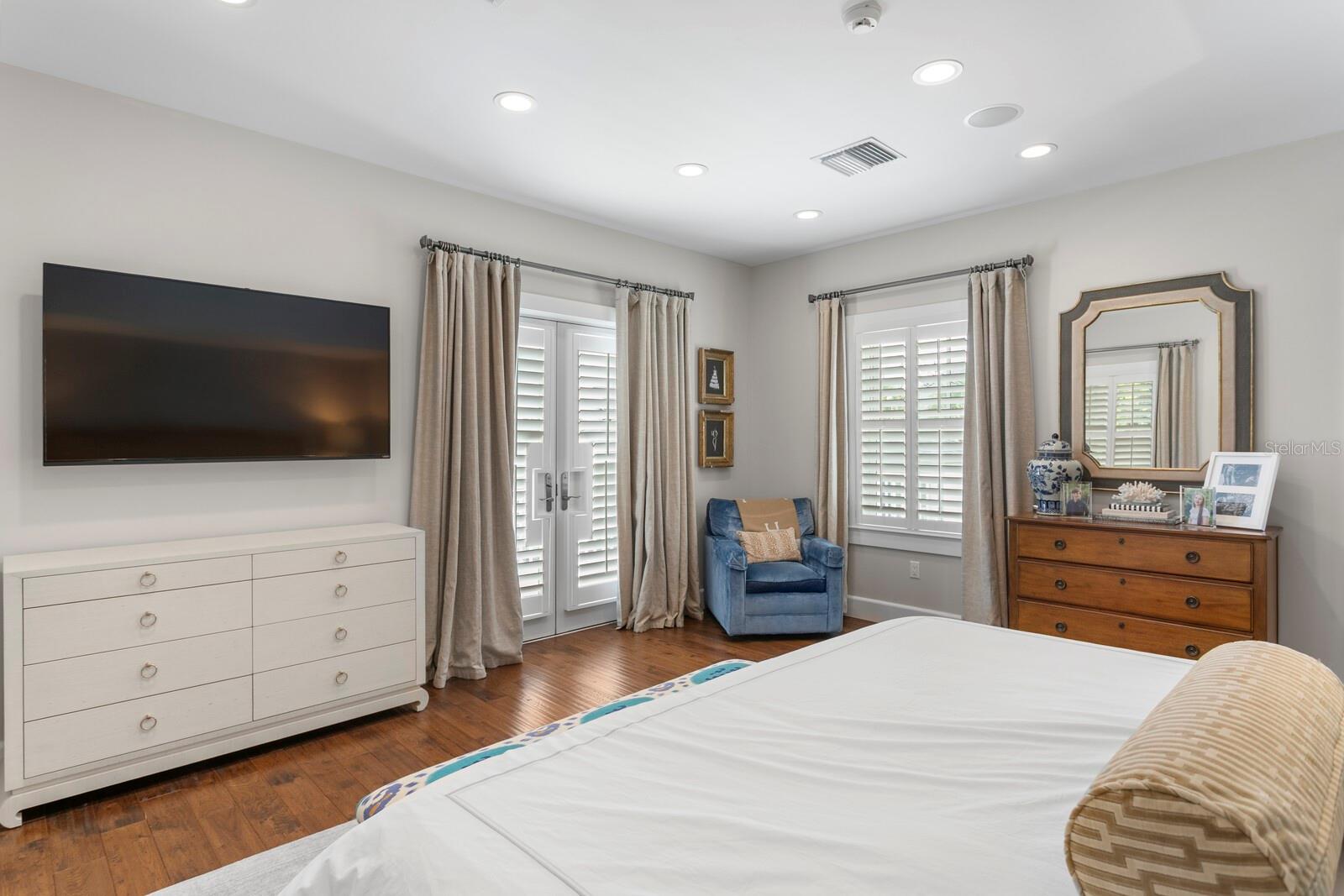 Image 37 of 89 For 826 Edison Avenue