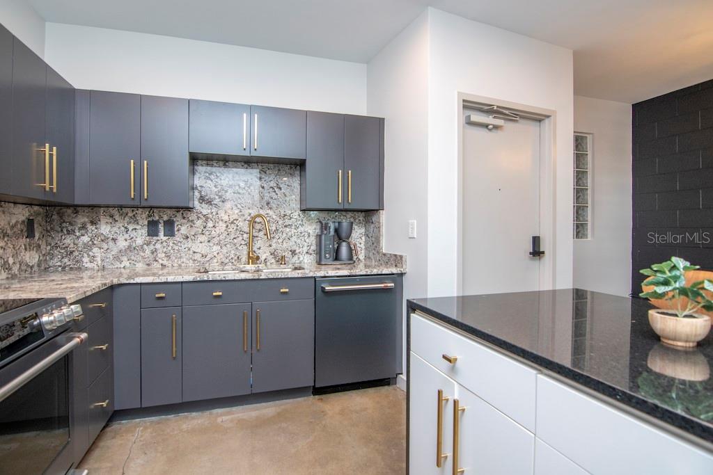 Image 17 of 30 For 5008 Macdill Avenue 24