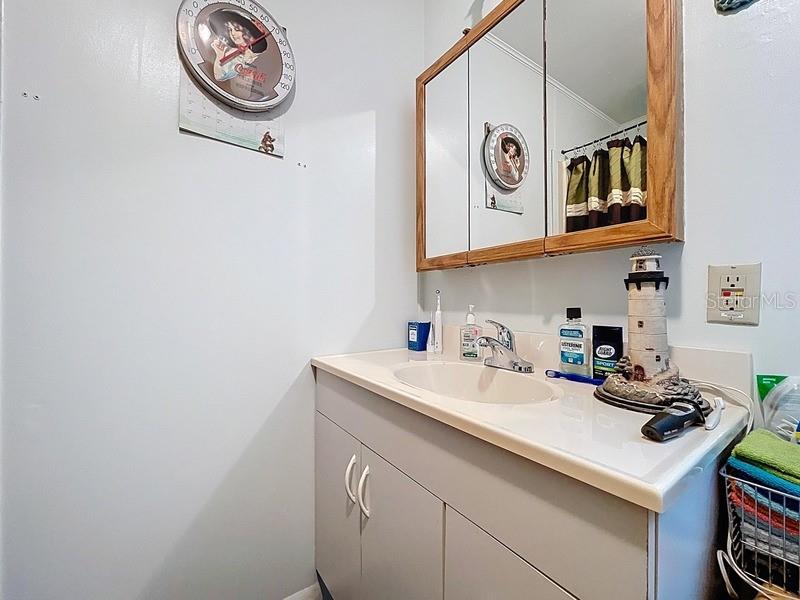 Image 6 of 19 For 6950 46th Avenue N 27