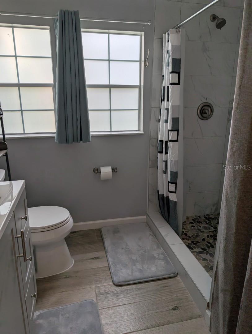 Listing photo id 5 for 2929 La Salle Street