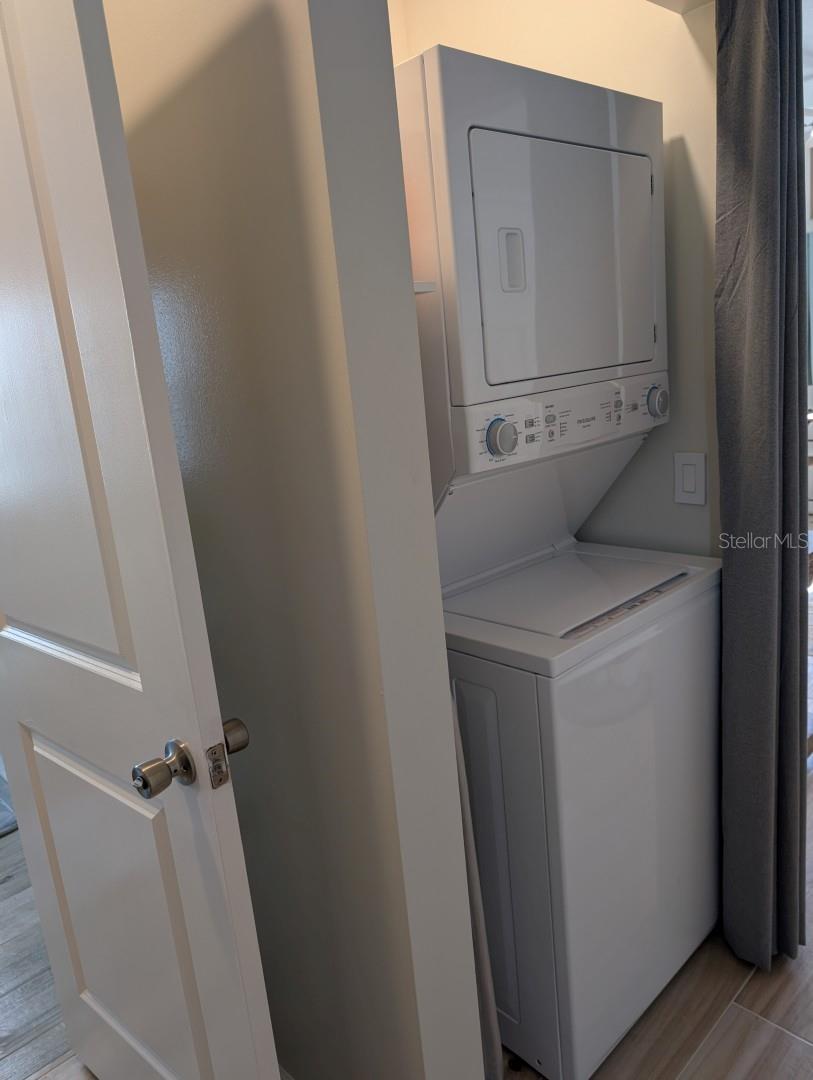 Listing photo id 6 for 2929 La Salle Street
