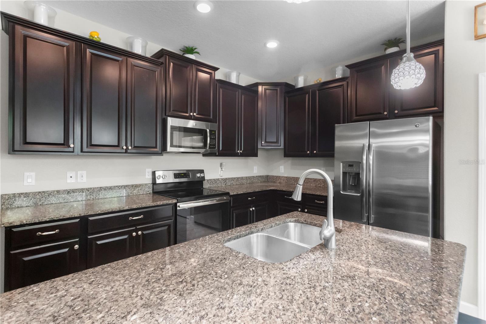 Listing photo id 12 for 4350 Shrewbury Place