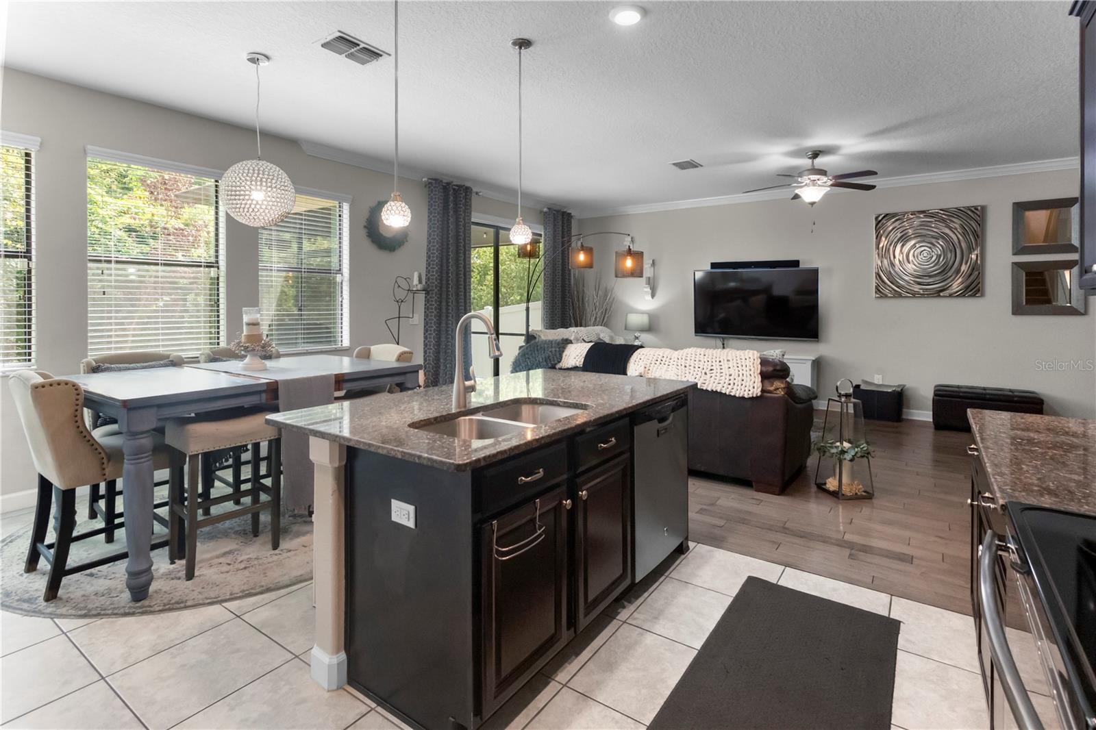 Listing photo id 14 for 4350 Shrewbury Place