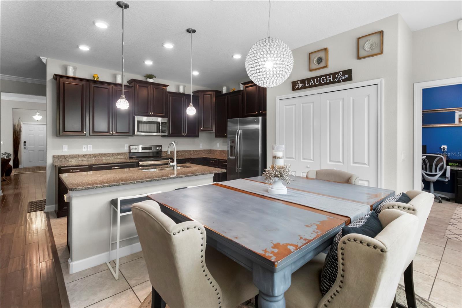 Listing photo id 15 for 4350 Shrewbury Place