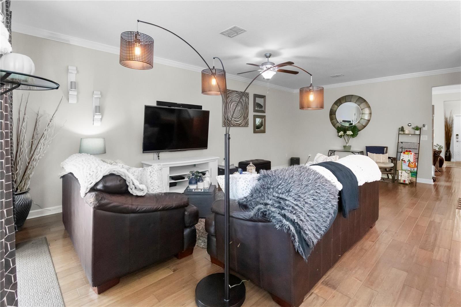 Listing photo id 17 for 4350 Shrewbury Place