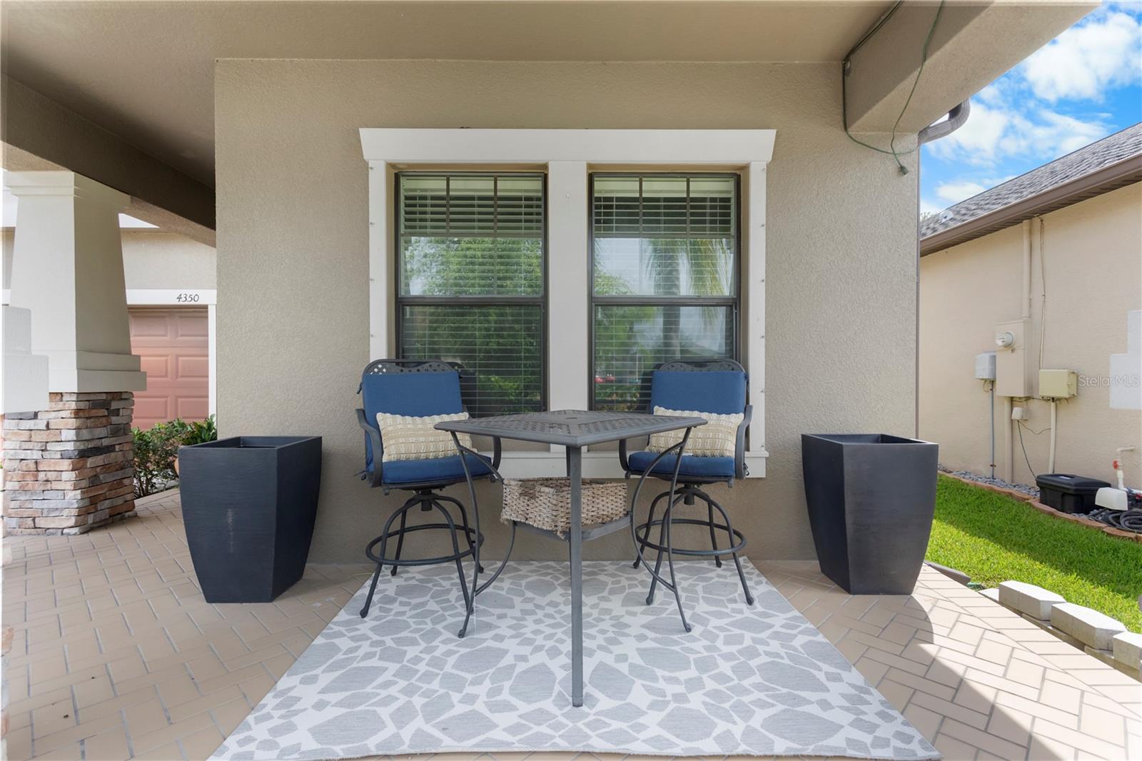 Listing photo id 2 for 4350 Shrewbury Place