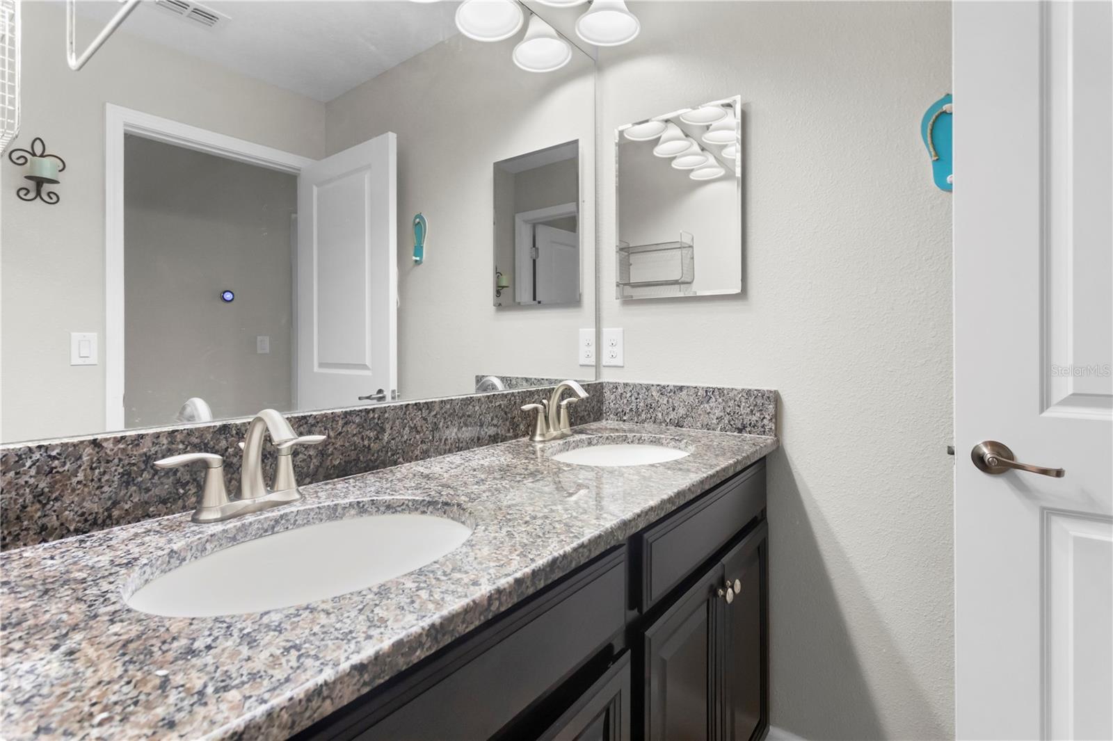 Listing photo id 39 for 4350 Shrewbury Place