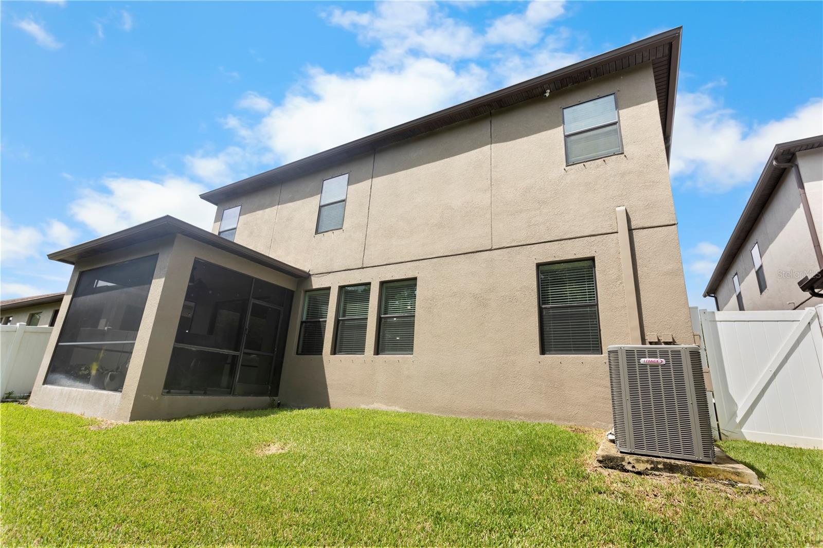 Listing photo id 4 for 4350 Shrewbury Place