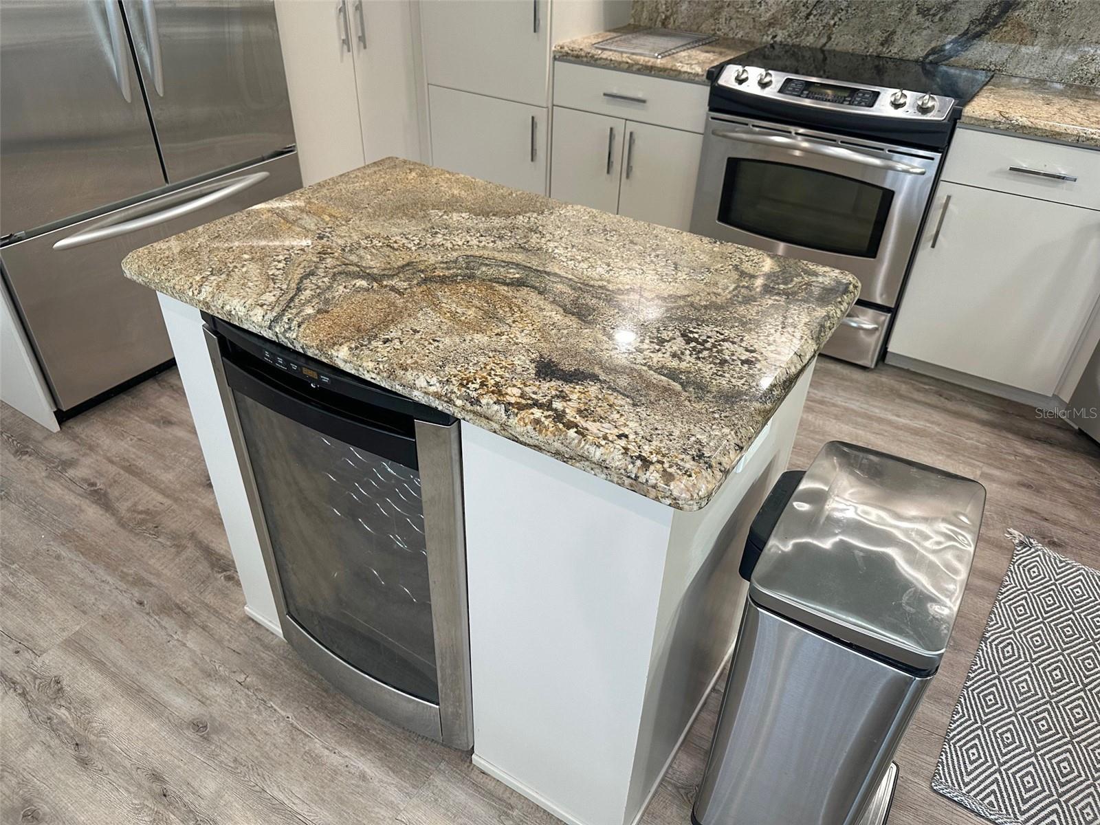 Listing photo id 17 for 4558 Whitton Way