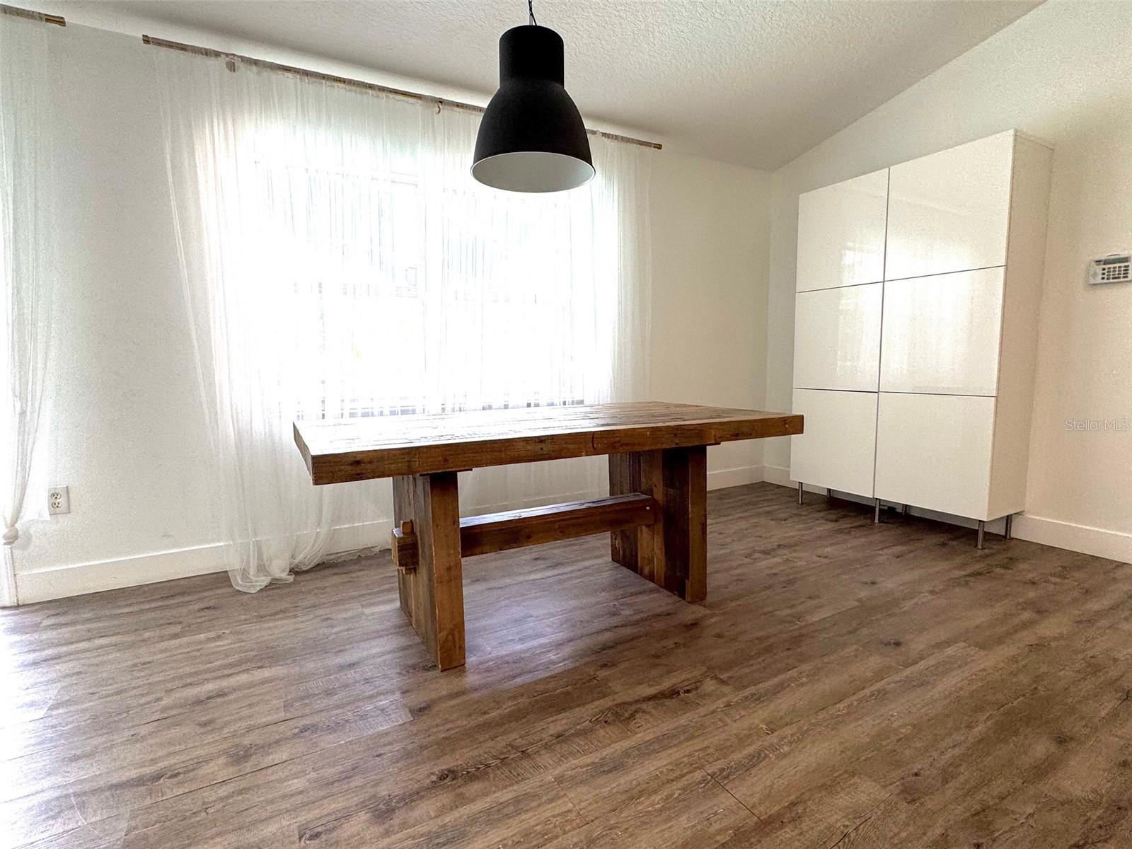 Listing photo id 19 for 4558 Whitton Way