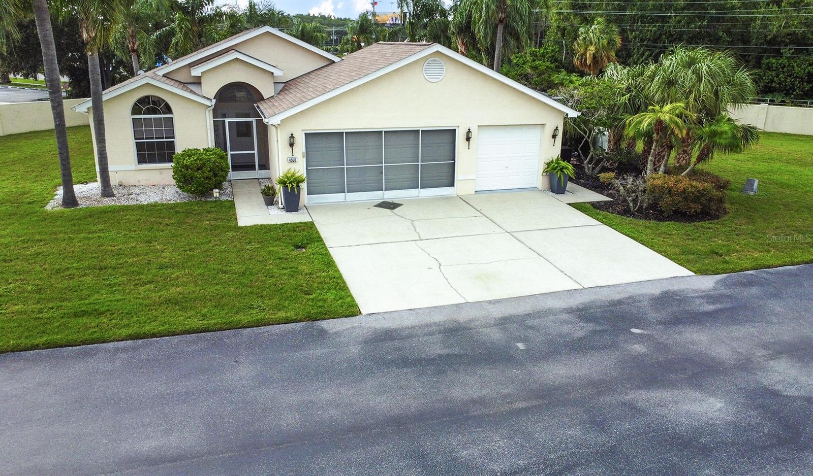 Listing photo id 1 for 4558 Whitton Way