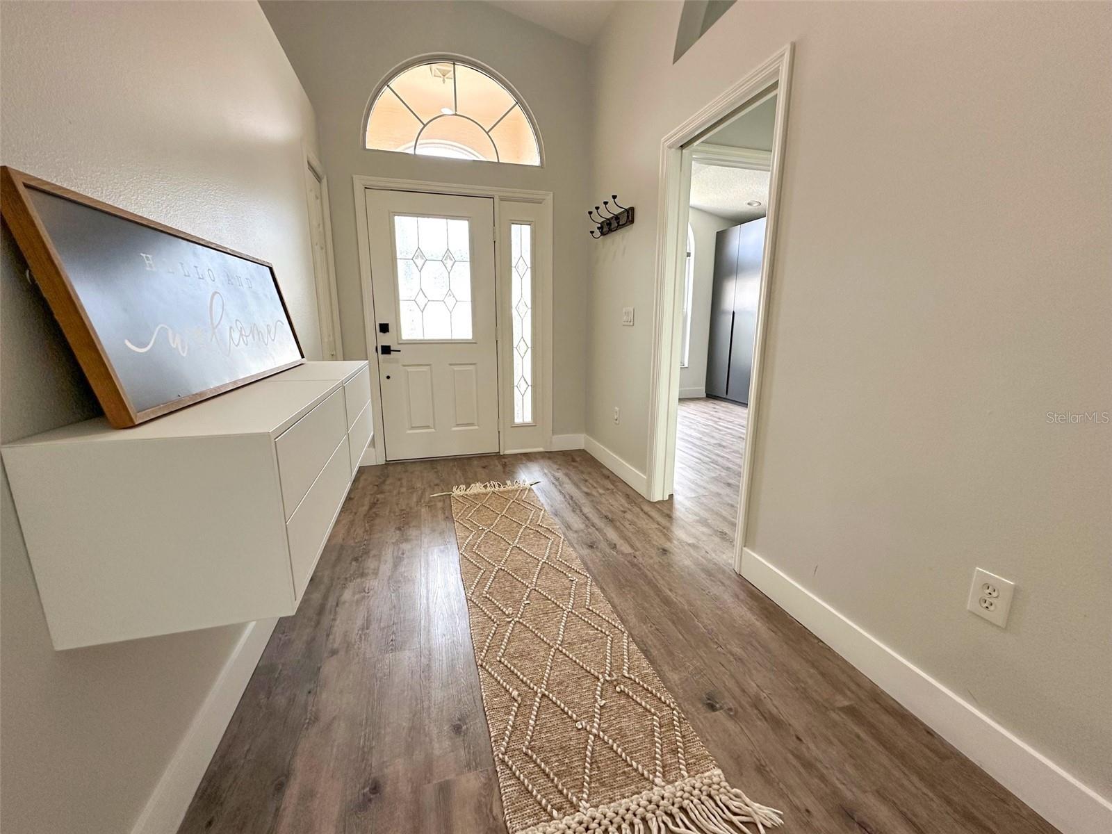 Listing photo id 3 for 4558 Whitton Way