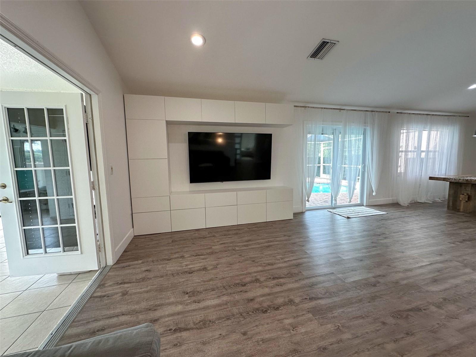 Listing photo id 53 for 4558 Whitton Way