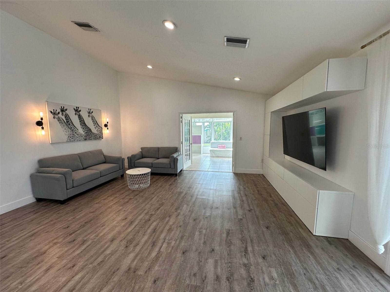 Listing photo id 55 for 4558 Whitton Way