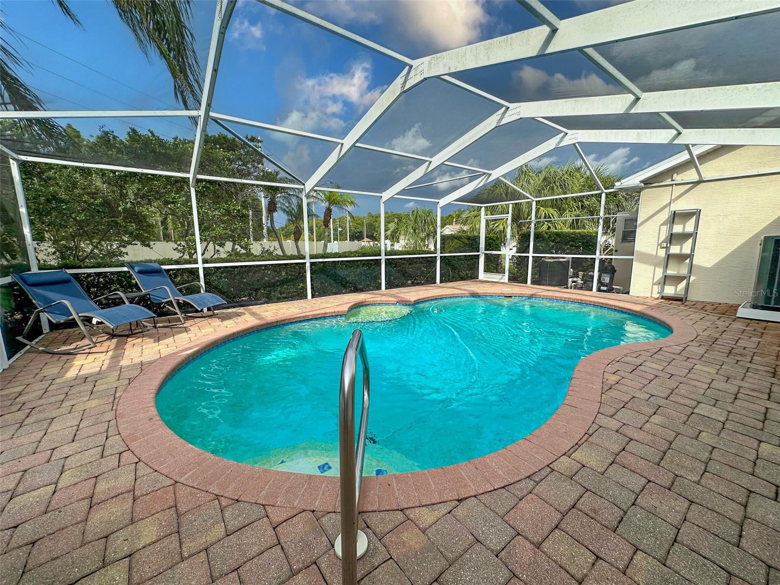 Listing photo id 57 for 4558 Whitton Way