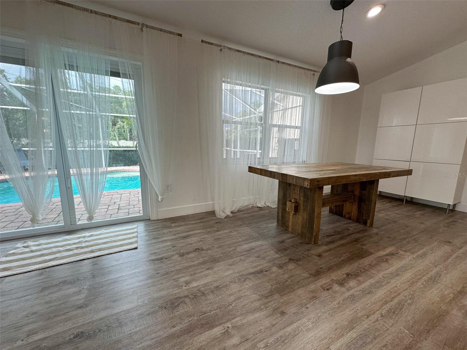 Listing photo id 71 for 4558 Whitton Way