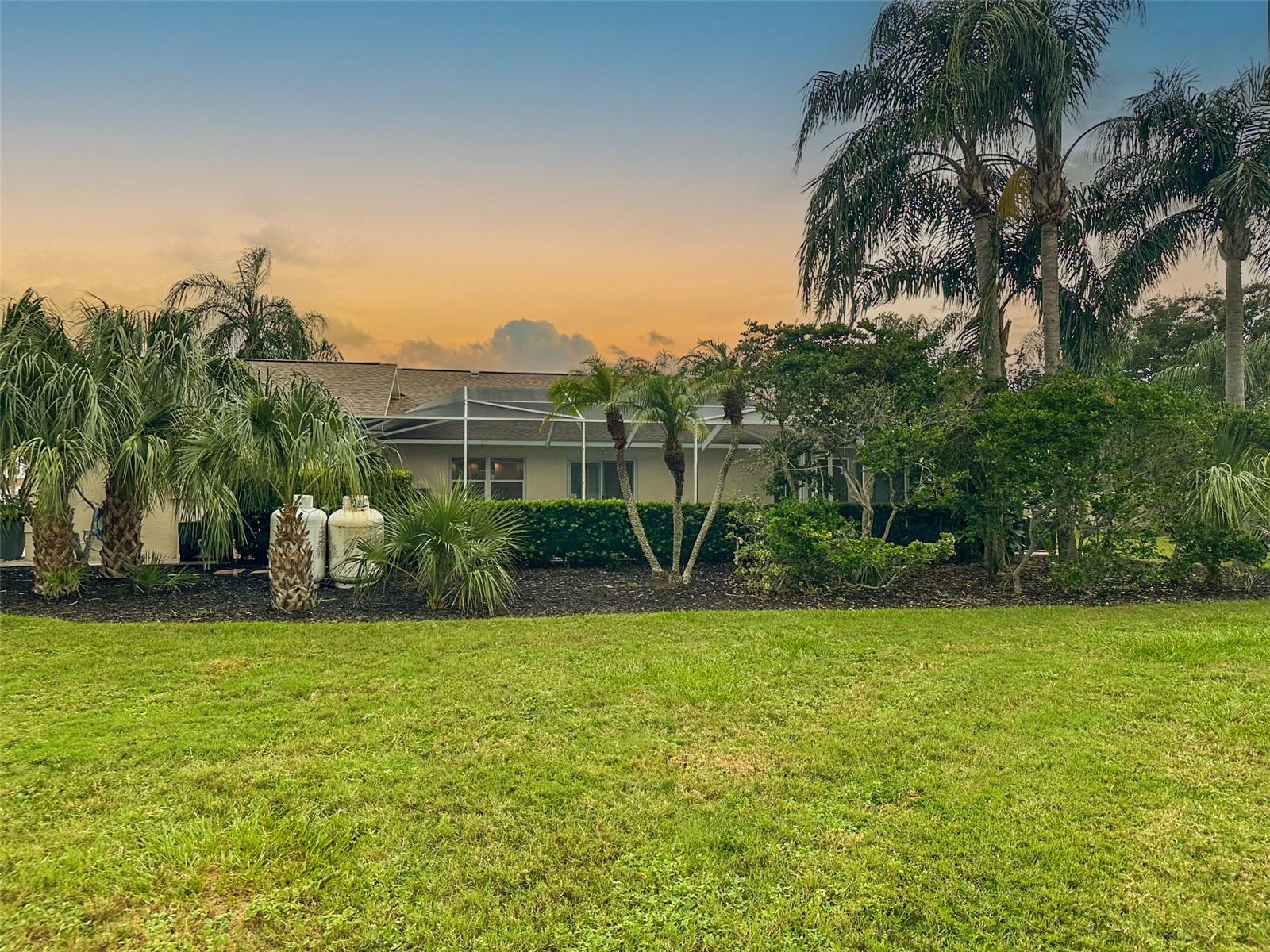 Listing photo id 75 for 4558 Whitton Way