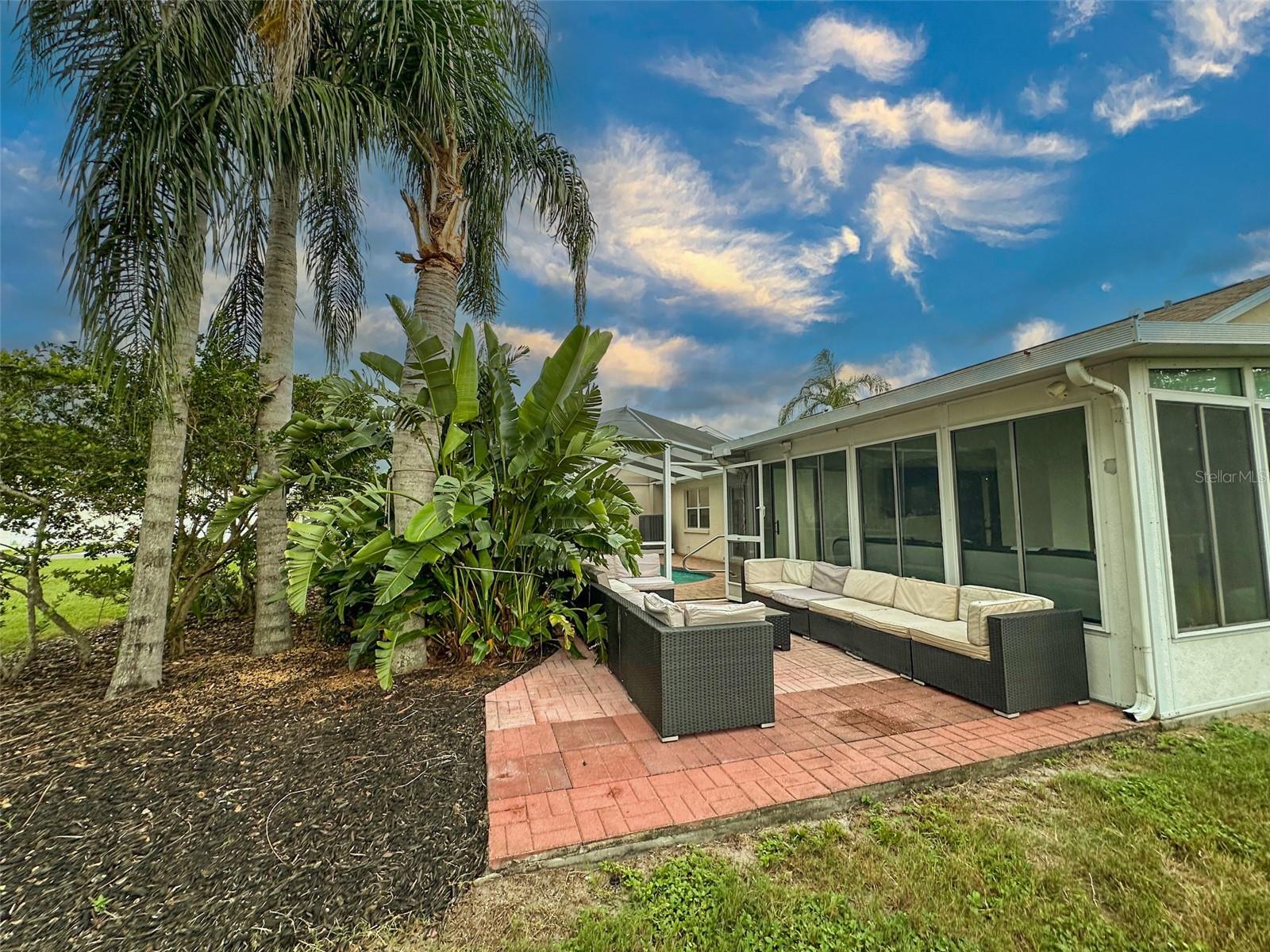 Listing photo id 77 for 4558 Whitton Way