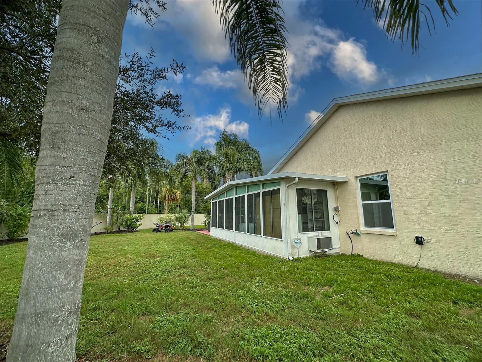 Listing photo id 80 for 4558 Whitton Way