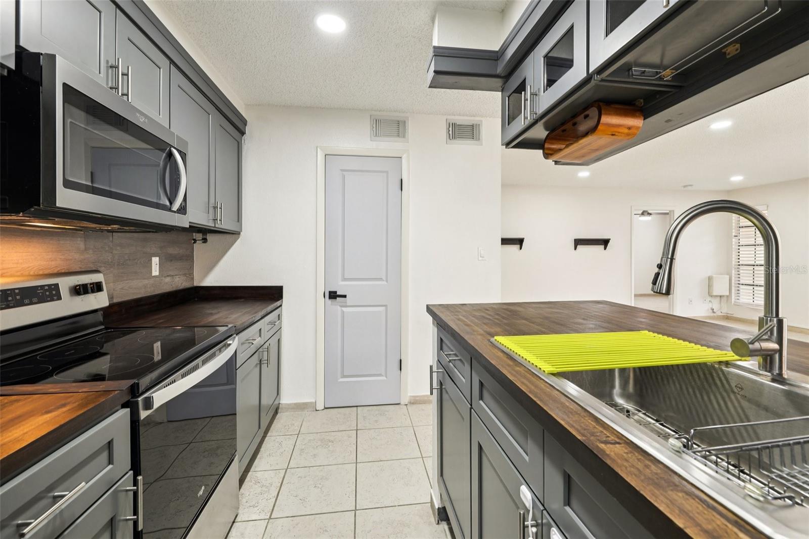 Image 18 of 38 For 8724 Mallard Reserve Drive 101