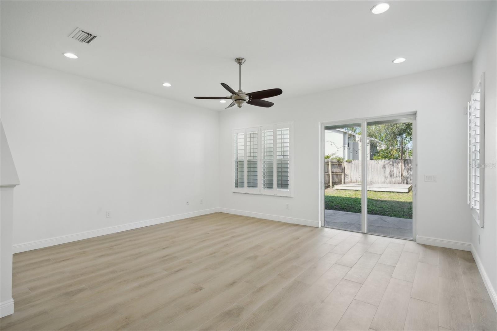 Image 7 of 50 For 307 Arrawana Avenue 100
