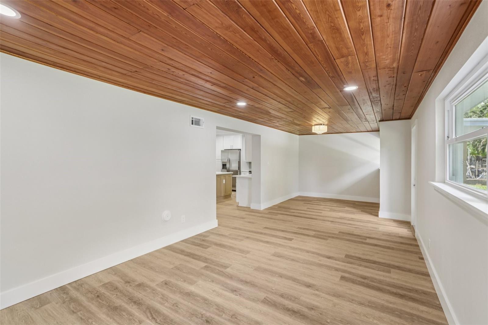 Image 13 of 43 For 957 Victor Drive