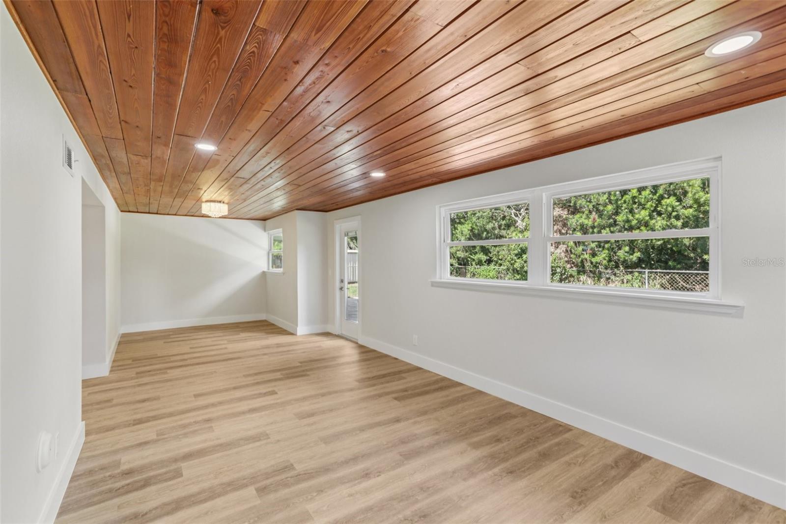 Image 14 of 43 For 957 Victor Drive
