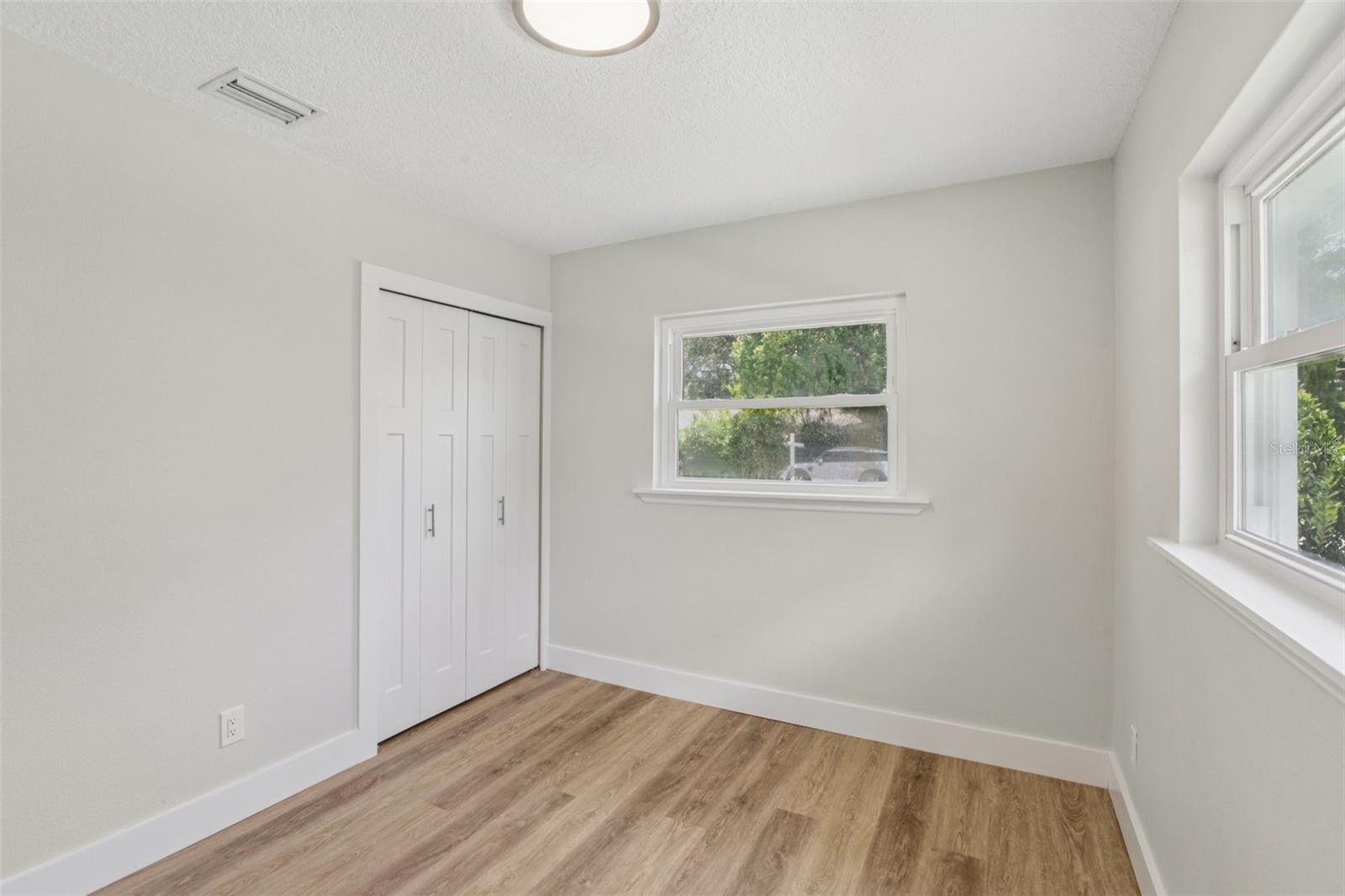 Image 18 of 43 For 957 Victor Drive