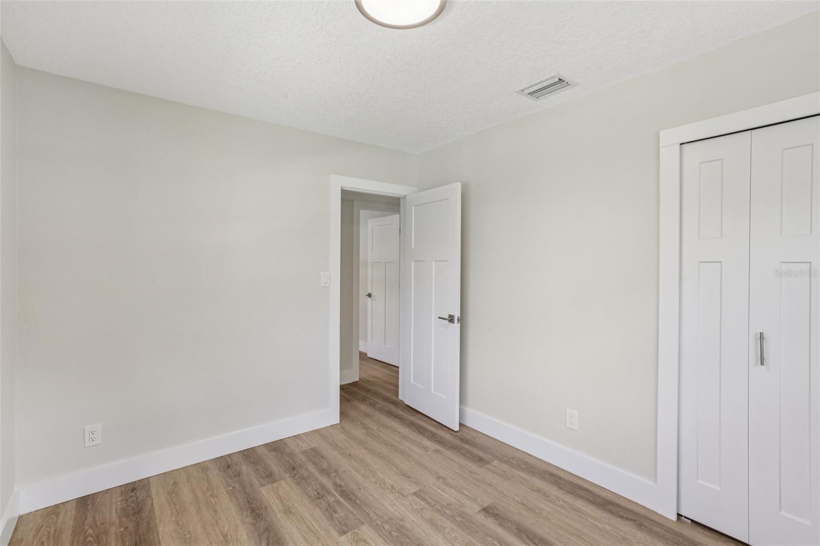 Image 19 of 43 For 957 Victor Drive