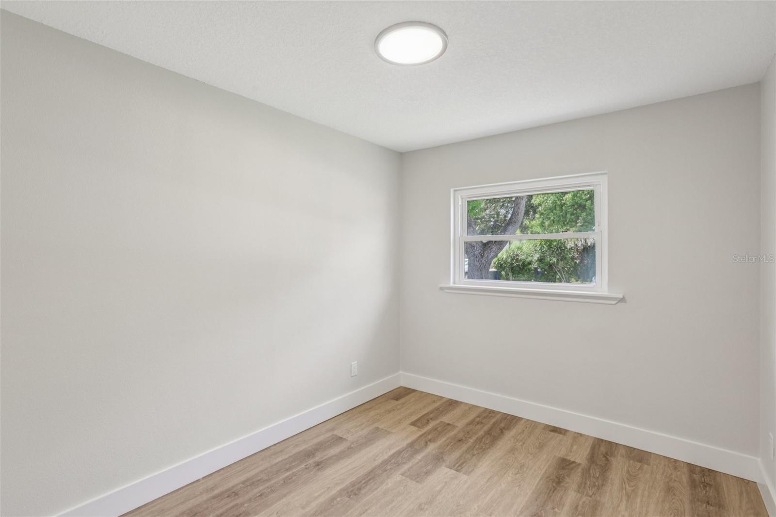 Image 22 of 43 For 957 Victor Drive