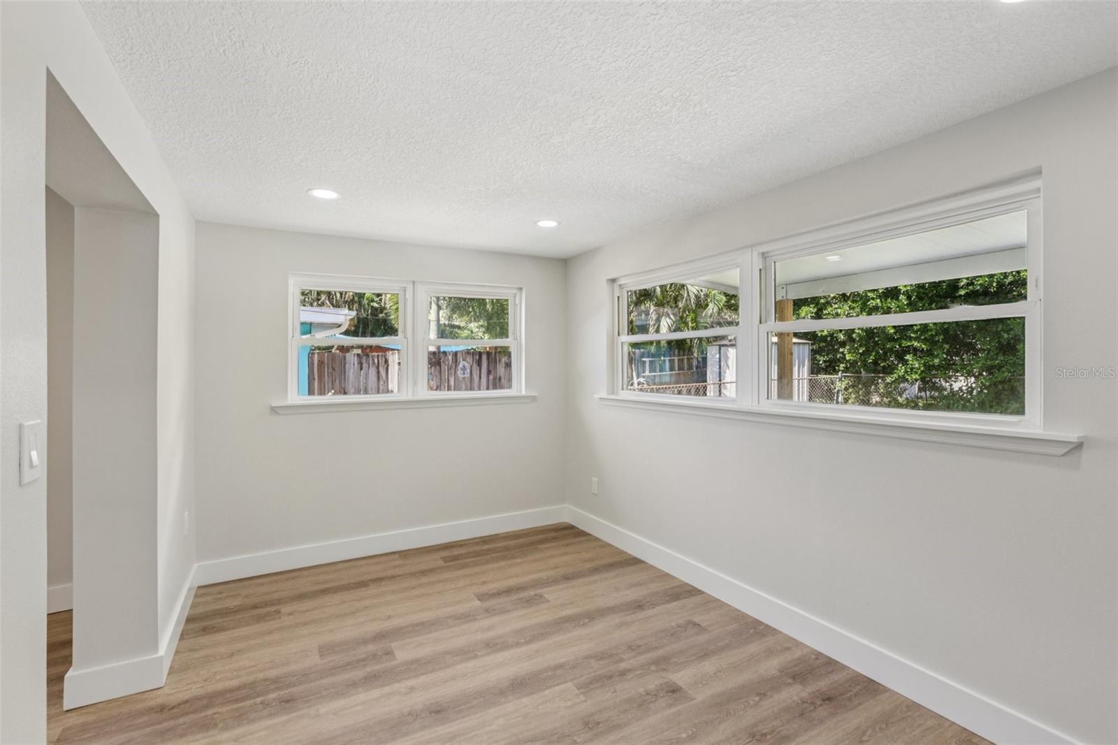 Image 30 of 43 For 957 Victor Drive